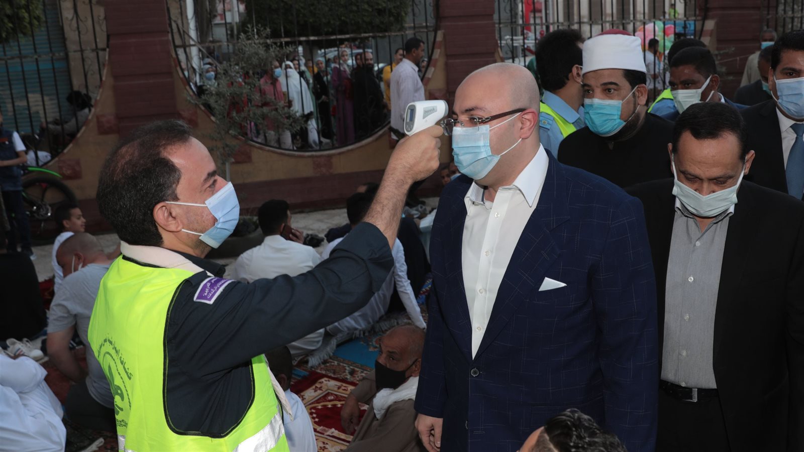 محافظ بني سويف يخضع لقياس الحرارة