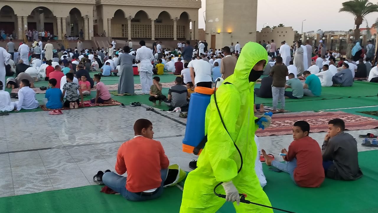 الهلال الاحمر خلال التعقيم