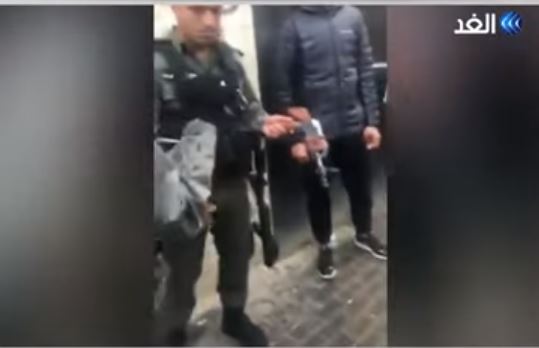 شرطة الاحتلال تلاحق طفلاً يحمل سلاحًا لعبة