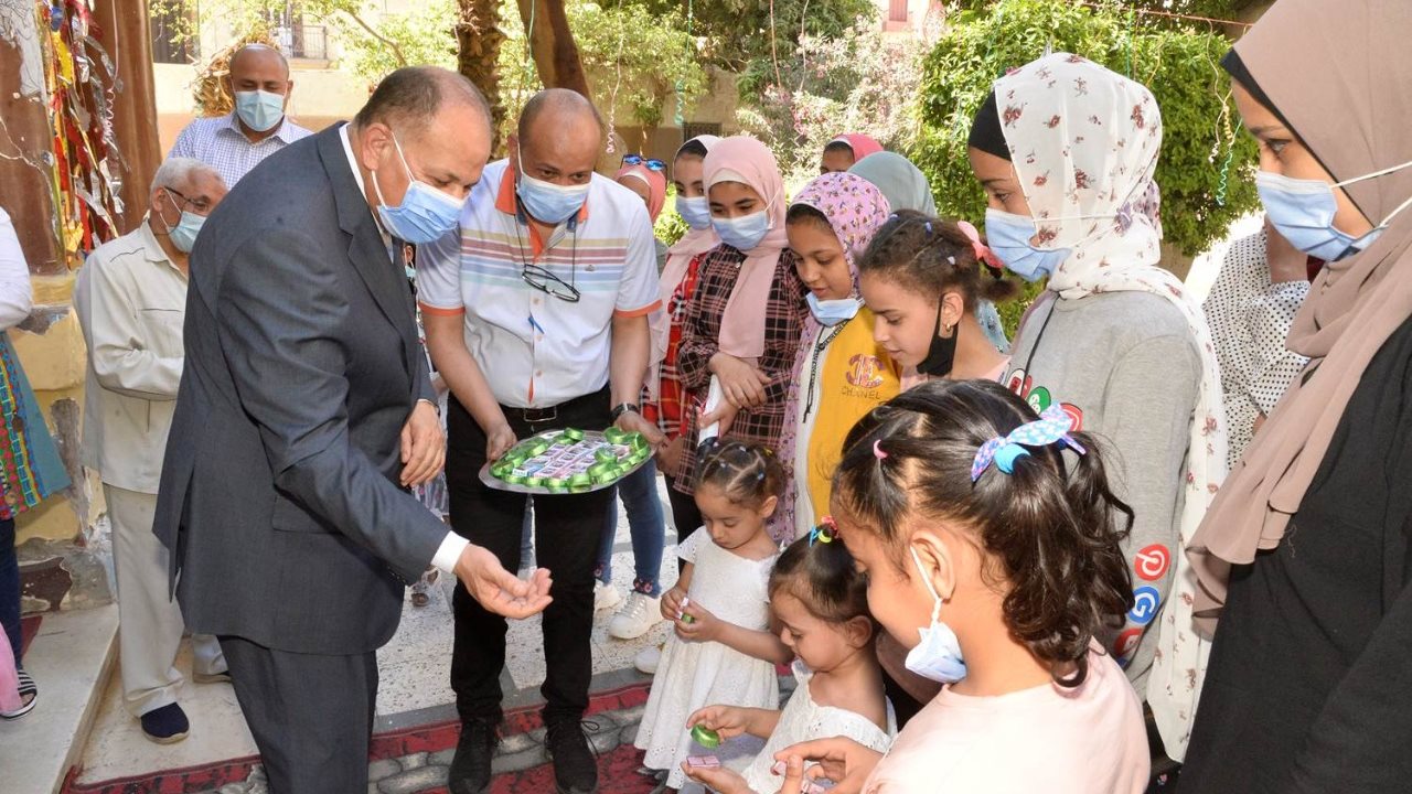 محافظ أسيوط يزور دور الايتام ويشارك الأطفال فرحتهم 