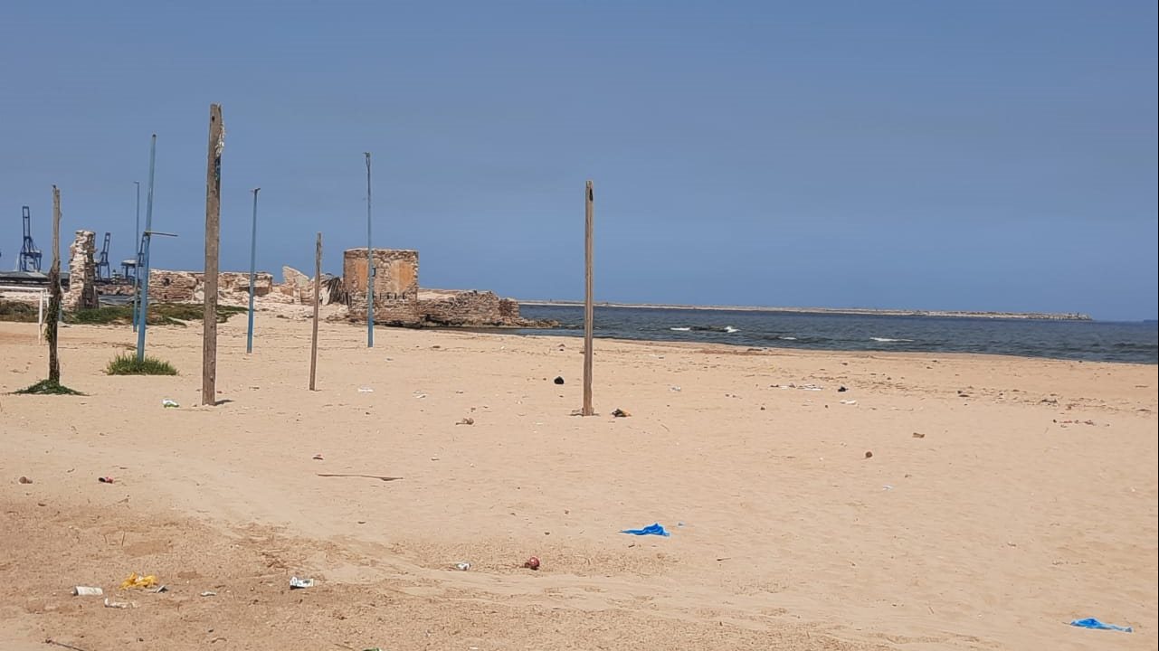 شاطئ العجمي بلا زوار 