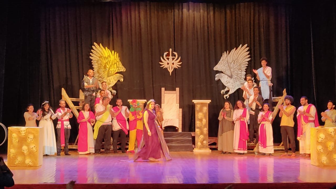 العرض المسرحي الغريب