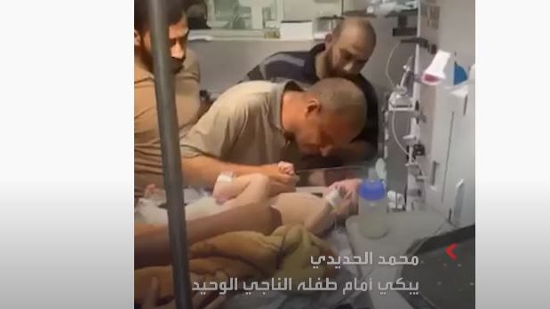 لقاء فلسطيني بابنه الرضيع الناجي الوحيد من القصف الاسرائيلي