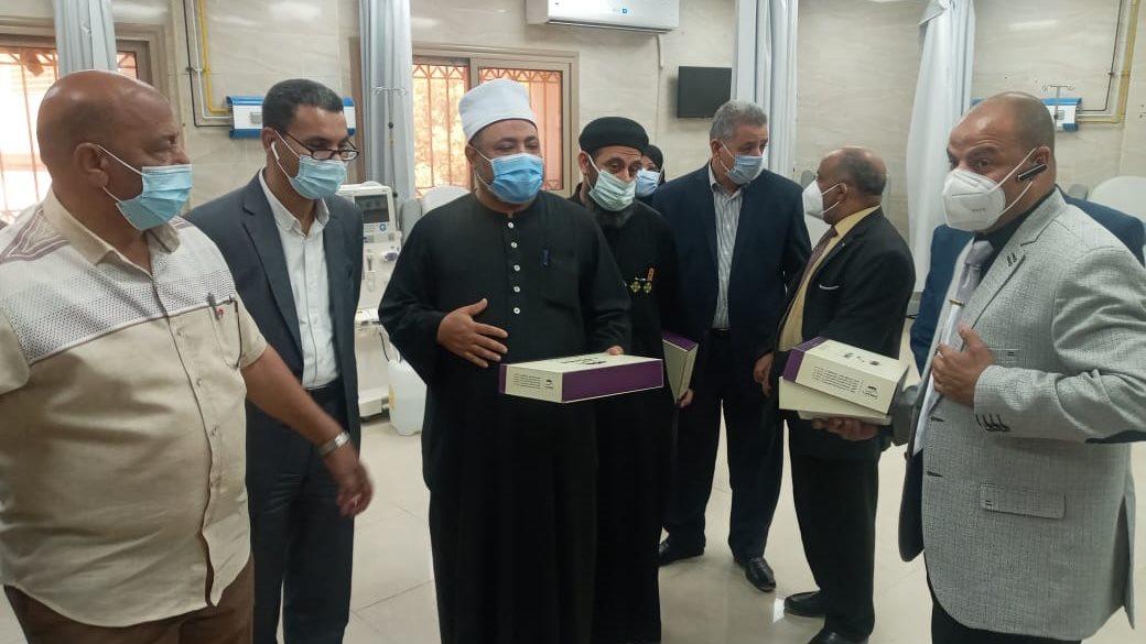 جانب من زيارة قيادات المجتمع للمرضى بالمستشفى الجامعي