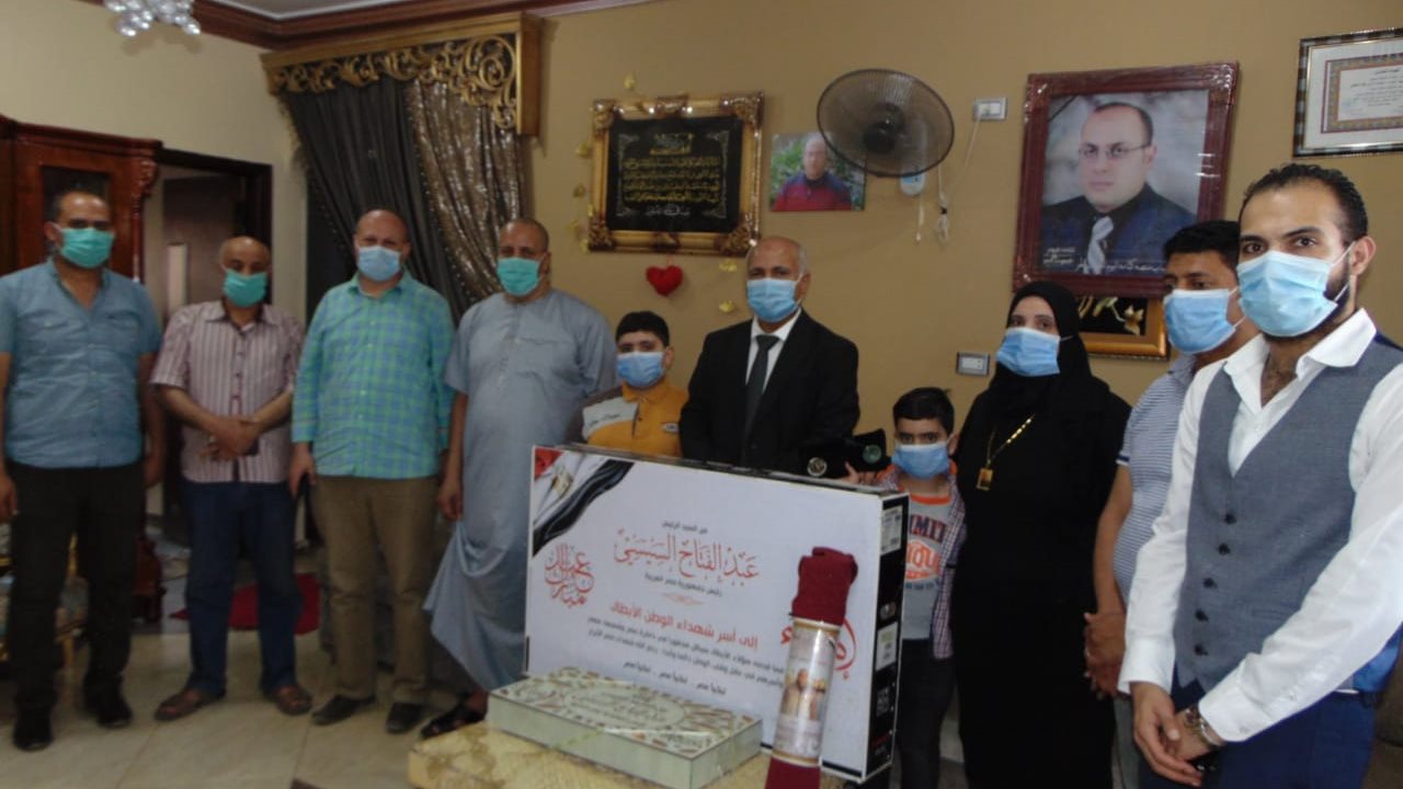 وكيل صحة الغربية : يقدّم هدايا رئيس الجمهورية لأسر شهداء 