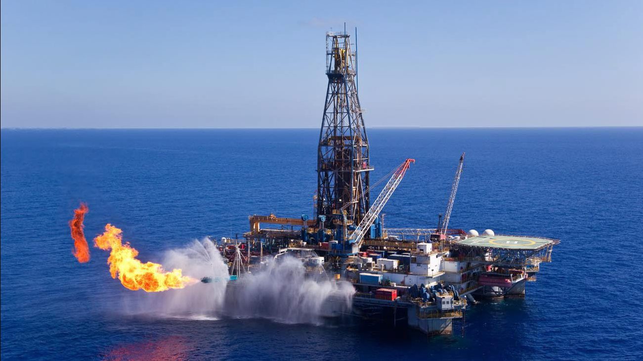 حريق ضخم بمحطة الغاز الطبيعي قبالة حيفا حريق ضخم بمحطة الغاز الطبيعي قبالة حيفا