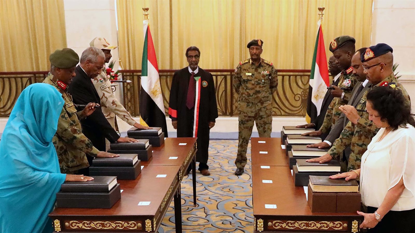 السودان يقبل استقالة النائب العام ويقيل رئيسة القضاء السودان يقبل استقالة النائب العام ويقيل رئيسة القضاء