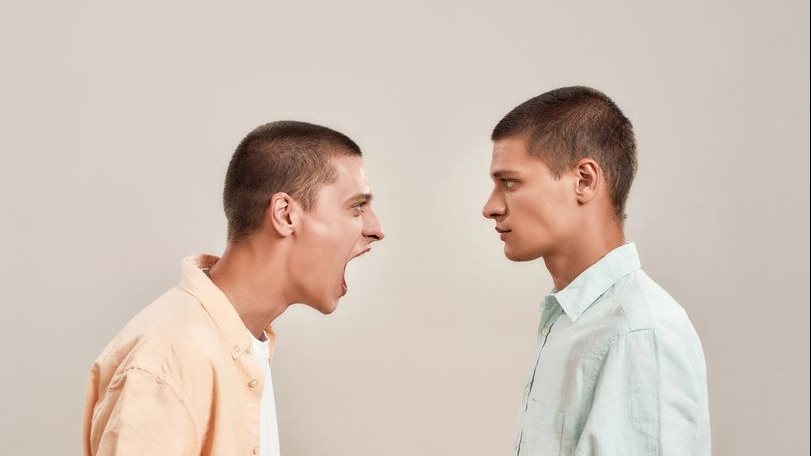 شاب يتفاجئ برغبة شقيقه من زواج حبيبته السابقة 