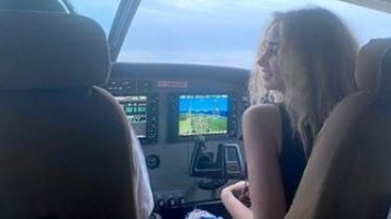 هنا الزاهد بالطائرة 