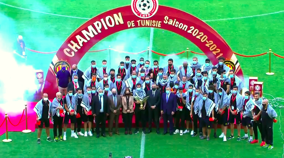 الوشاح الفلسطيني حاضرا في تتويج الترجي بالدوري التونسي