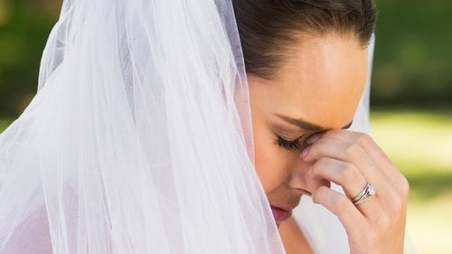 أصدقاء العروس يهربون من حفل زفافها بسبب طلباتها الغريبة  