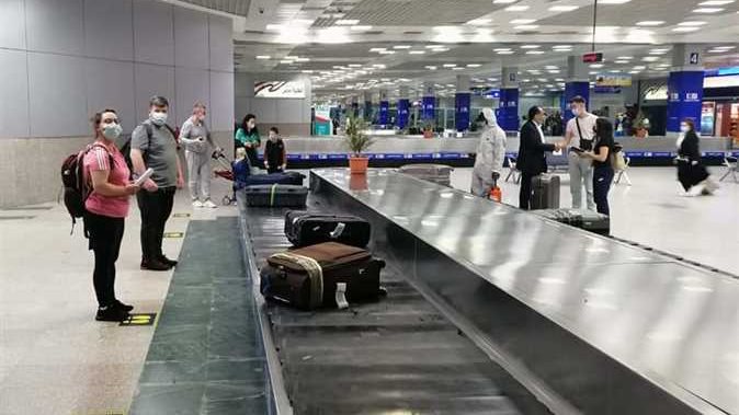 السياح فى انتظار حقائبهم