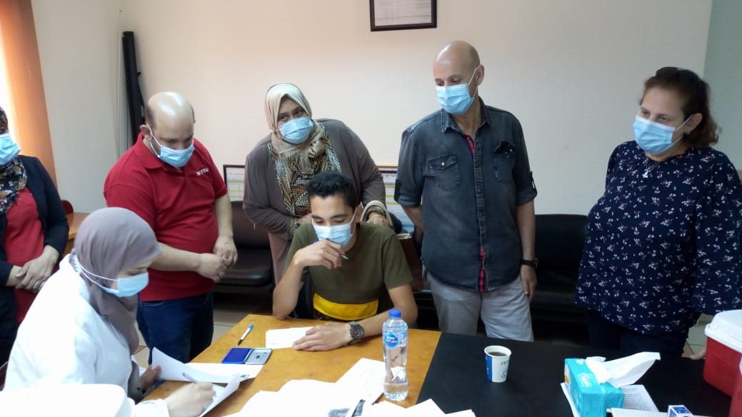 وكيل صحة الشرقية يتابع تطعيم العاملين بمصانع العاشر 