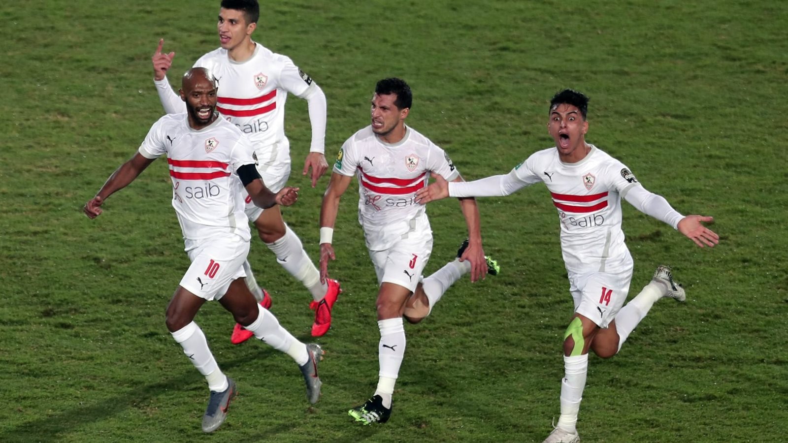 لاعبو الزمالك يحتفلون بهدف