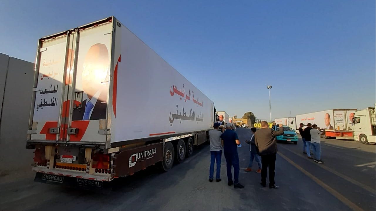 محافظ شمال سيناء يستقبل أكبر قافلة مساعدات انسانية الى الشعب