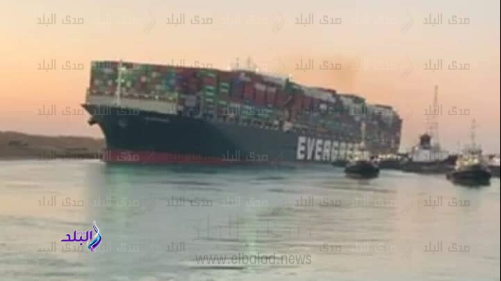 السفينة ايفر جيفين بالمجري الملاحي لقناة السويس