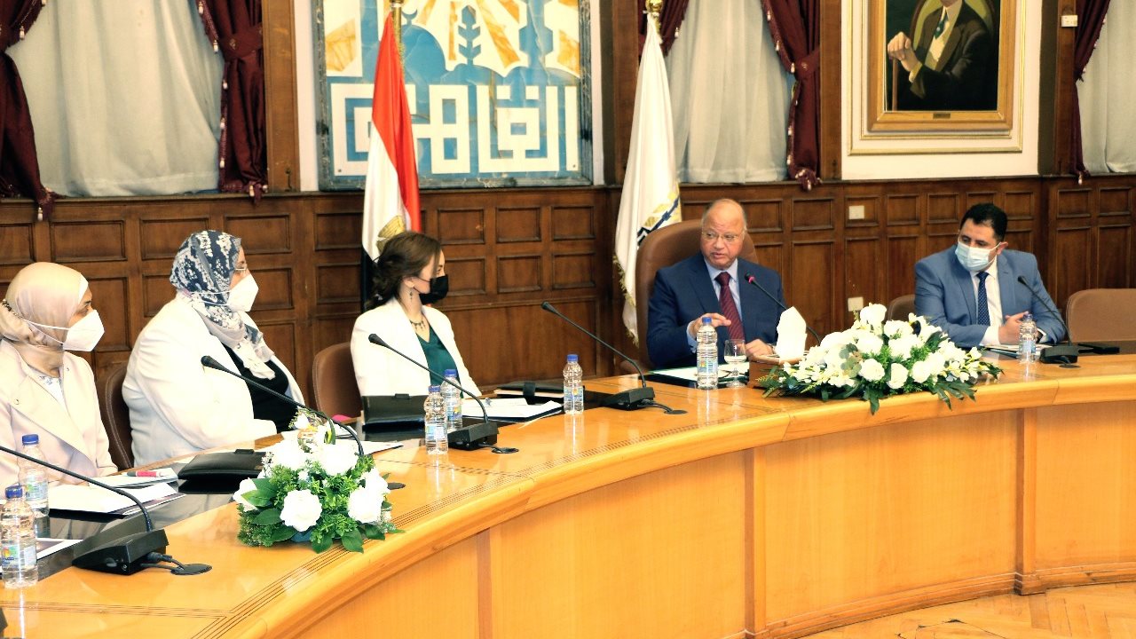 محافظ القاهرة خلال اللقاء