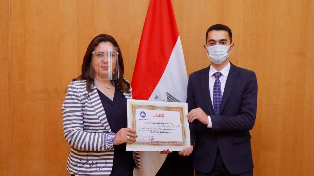محافظ دمياط تكرم الطالب الفائز 
