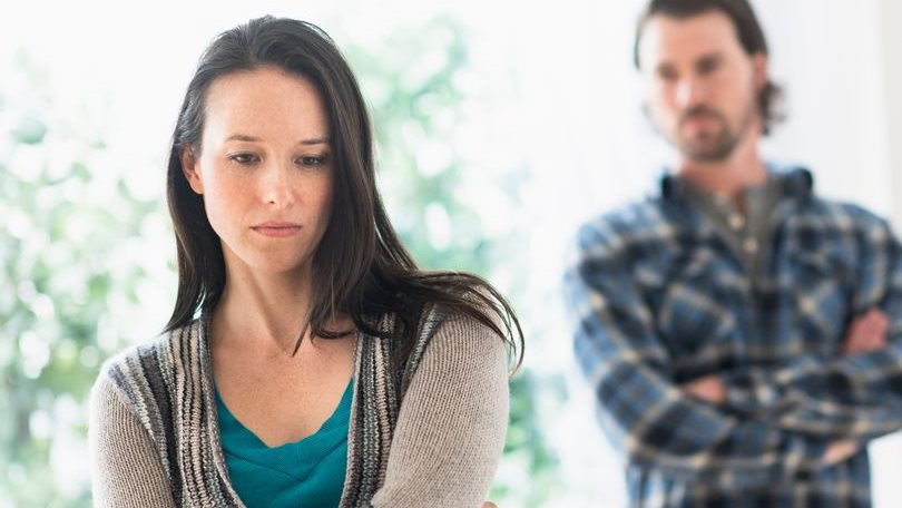 سيدة تكتشف زرع زوجها كاميرات مراقبة في غرفة النوم 