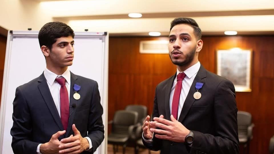 طلاب معرض مكتبة الإسكندرية للعلوم والهندسة
