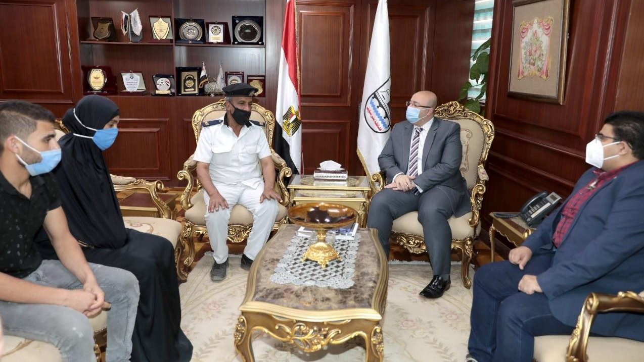 محافظ بني سويف يستقبل اسلرة شهيد ببا