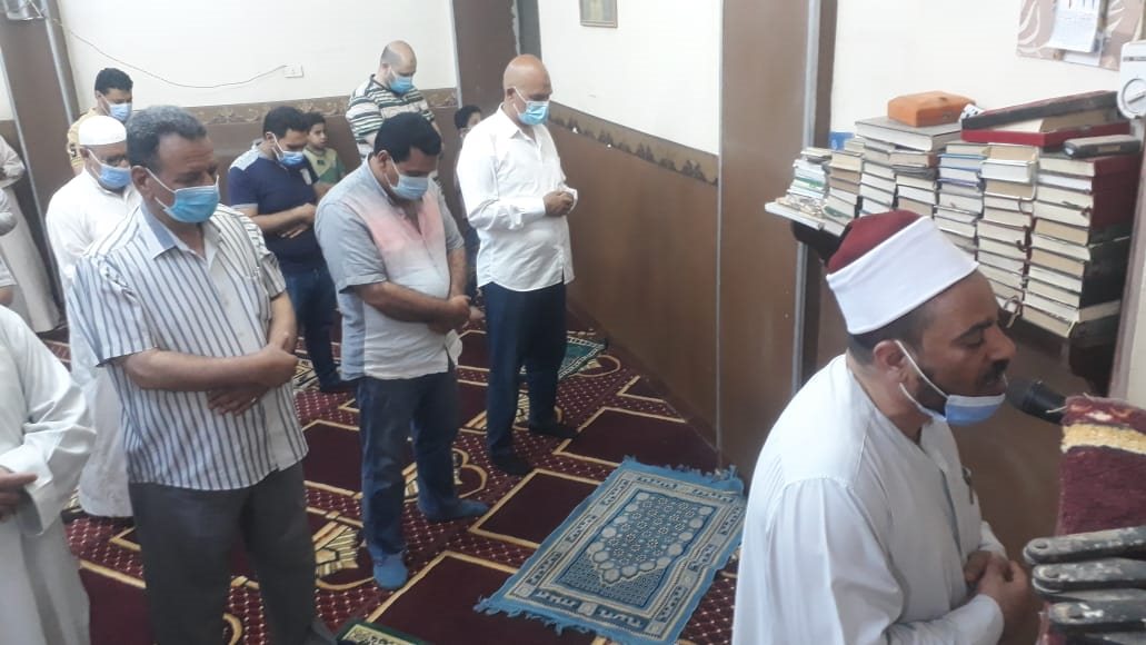 صلاة العشاء في المسجد بعد فتحه 