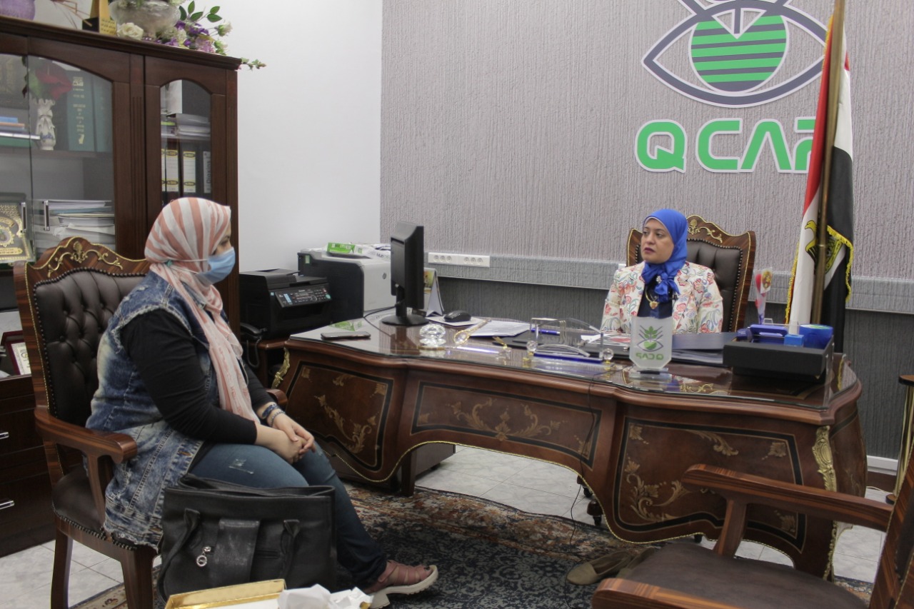 مدير معمل تحليل متبقيات المبيدات مع محرر صدى البلد