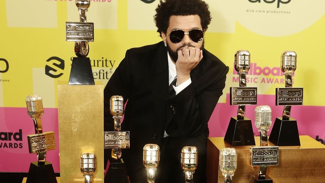 The Weeknd  مع جوائزه في حفل بيلبورد 