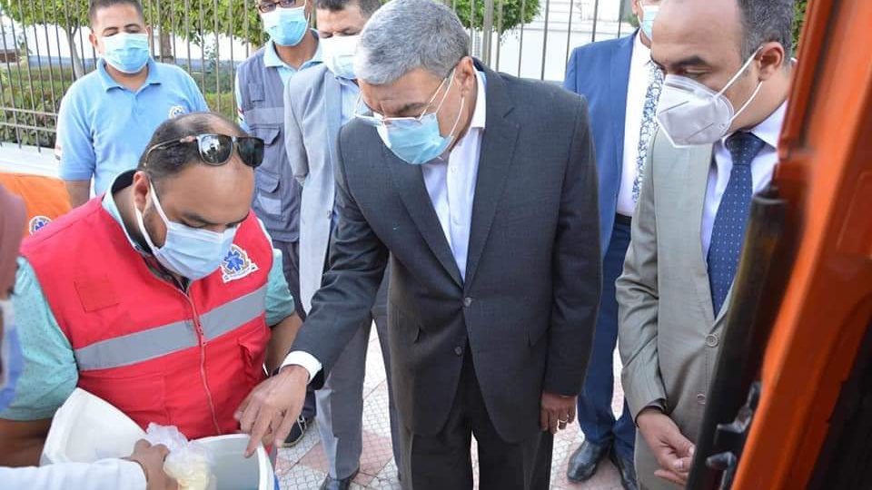 محافظ المنيا يشهد توفير لقاح كورونا لغير القادرين على الحركة
