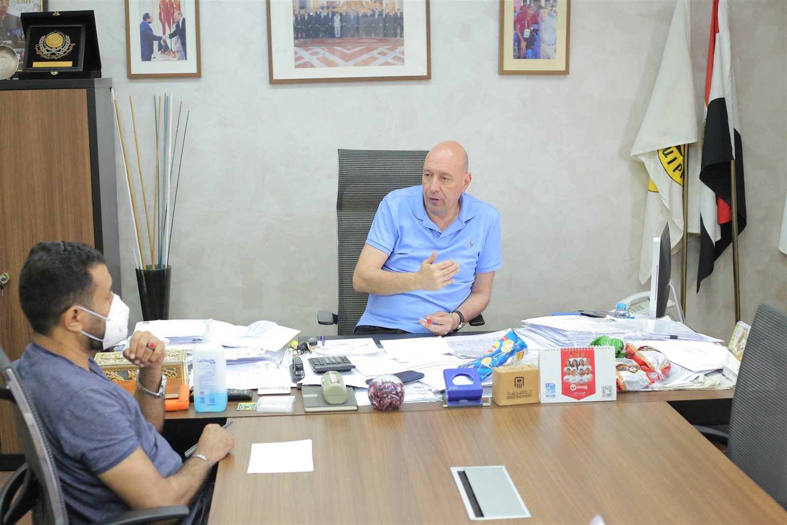 المهندس شريف العريان يتحدث للزميل منتصر الرفاعي 