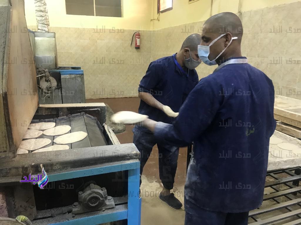 نزلاء سجن المنيا يصنعون الخبز 