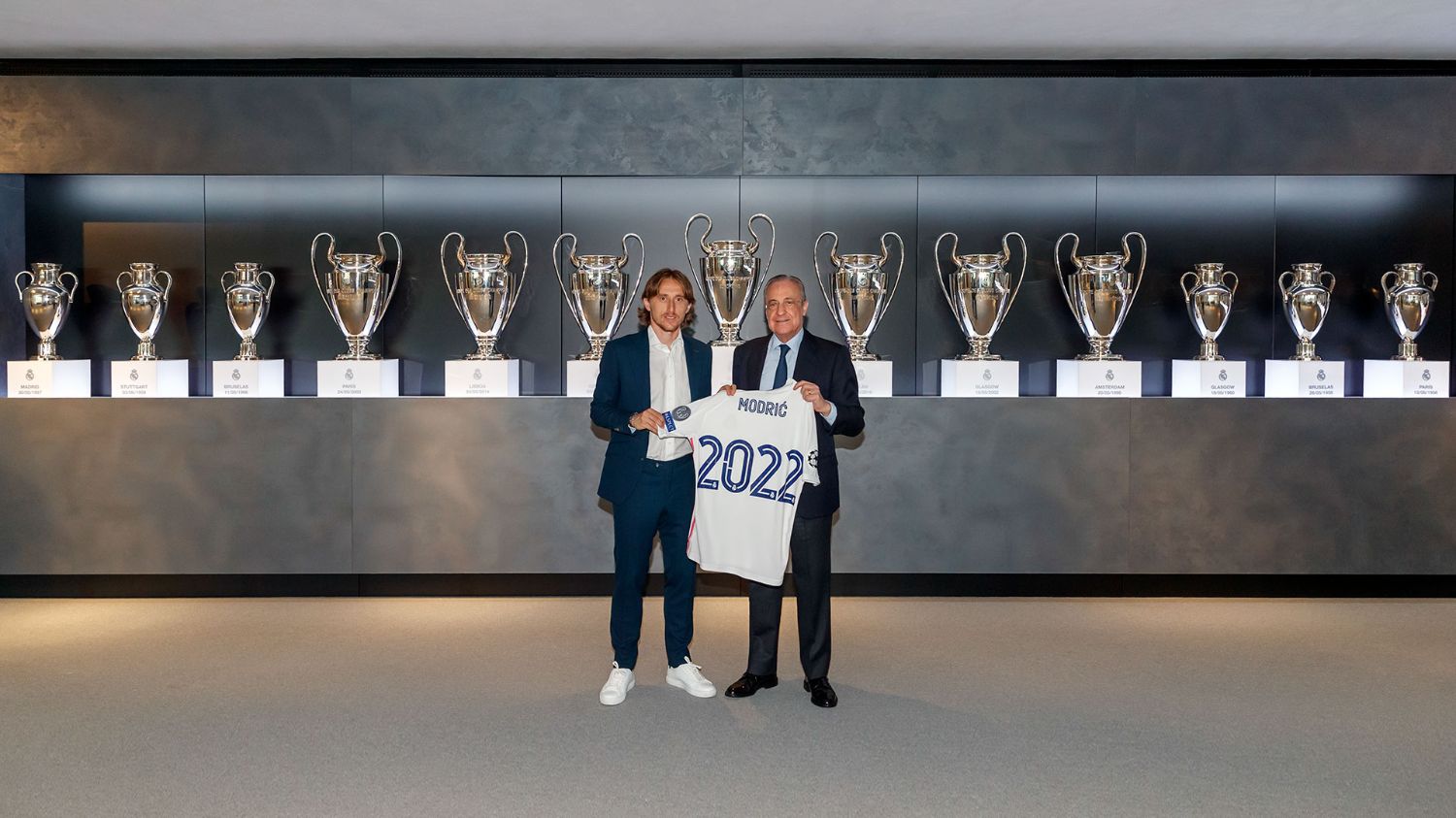 لوكا مودريتش وفلورنتينو بيريز رئيس ريال مدريد