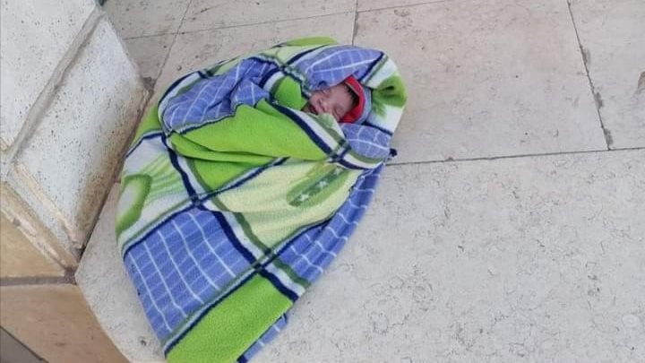 أهالي قرية برما بطنطا يعثرون علي طفل رضيع ملفوف بحالة بكاء 