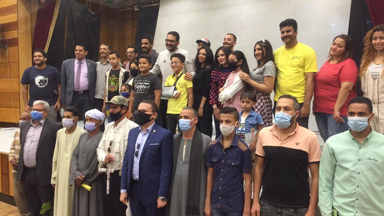 أسر الشهداء والمصابين بالمنيا مع أبطال العرض 