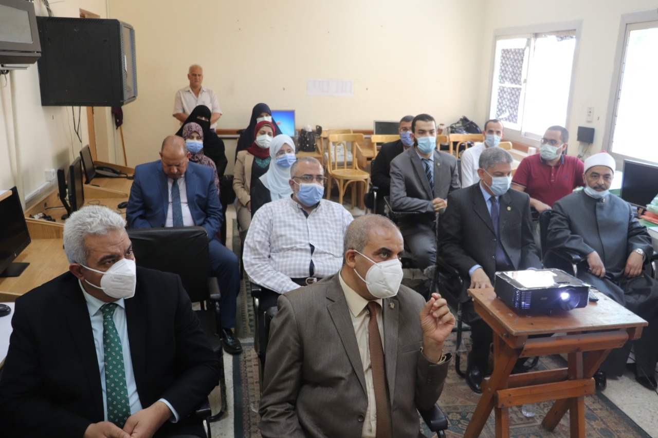 رئيس جامعة الأزهر يثمن الجهود المبذولة بمركز قواعد البيانات