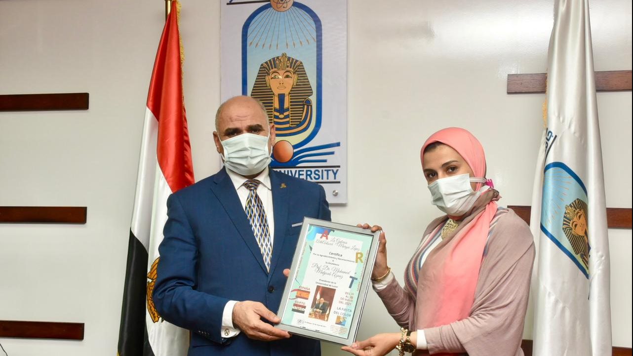 تكريم رئيس جامعة الأقصر 