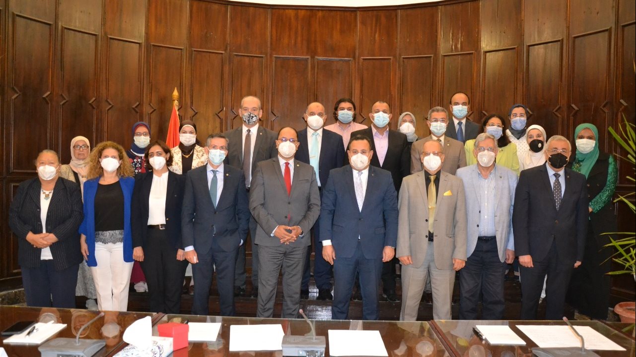رئيس جامعة الإسكندرية مع وفد الوكالة الفرانكفونية