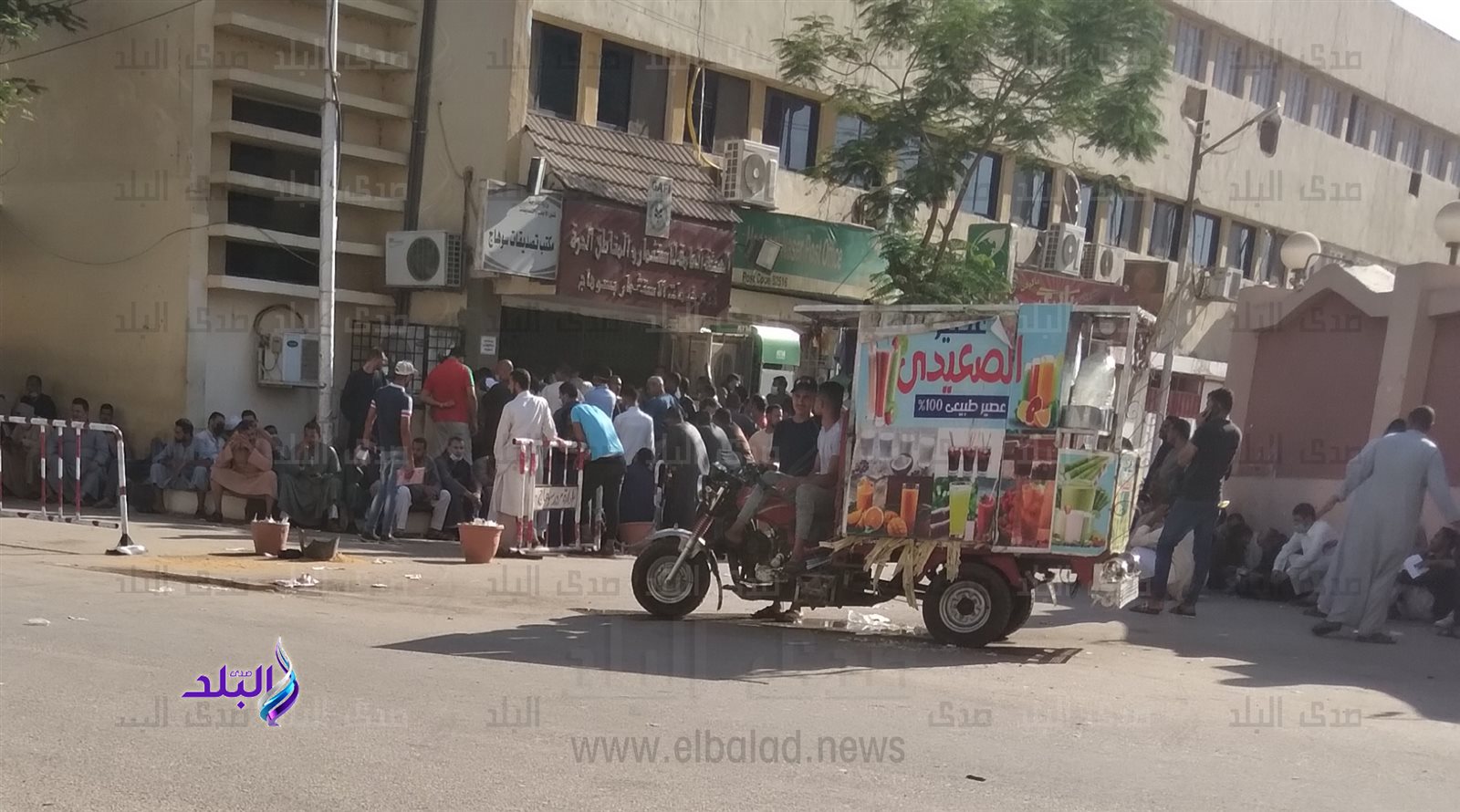 توافد عشرات المواطنين بسوهاج