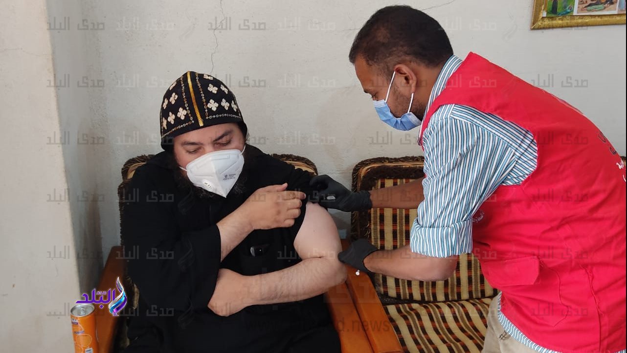 رهبان دير الفاخوري بالاقصر  يتلقون  لقاح "كورونا"