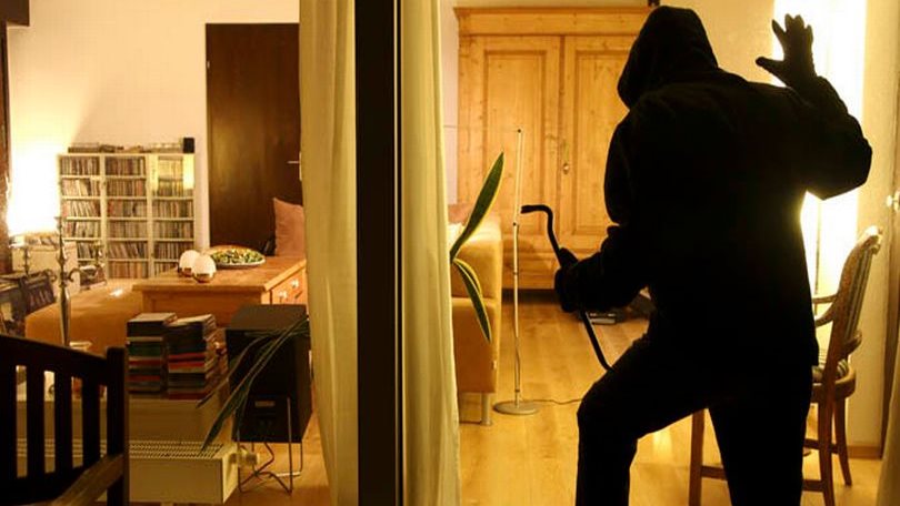 سيدة تكتب رسالة تستعطف فيها الشخص الذي سرقها 