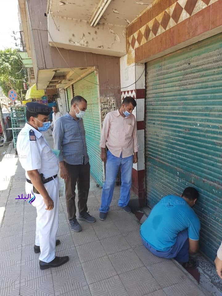 غلق وتشميع محال تجارية بسوهاج