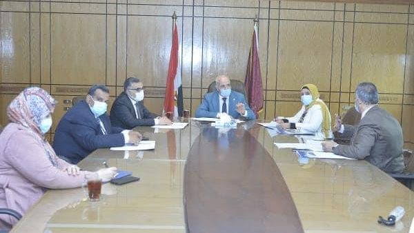 رئيس جامعة الفيوم أثناء لقاؤه مع عمداء الكليات