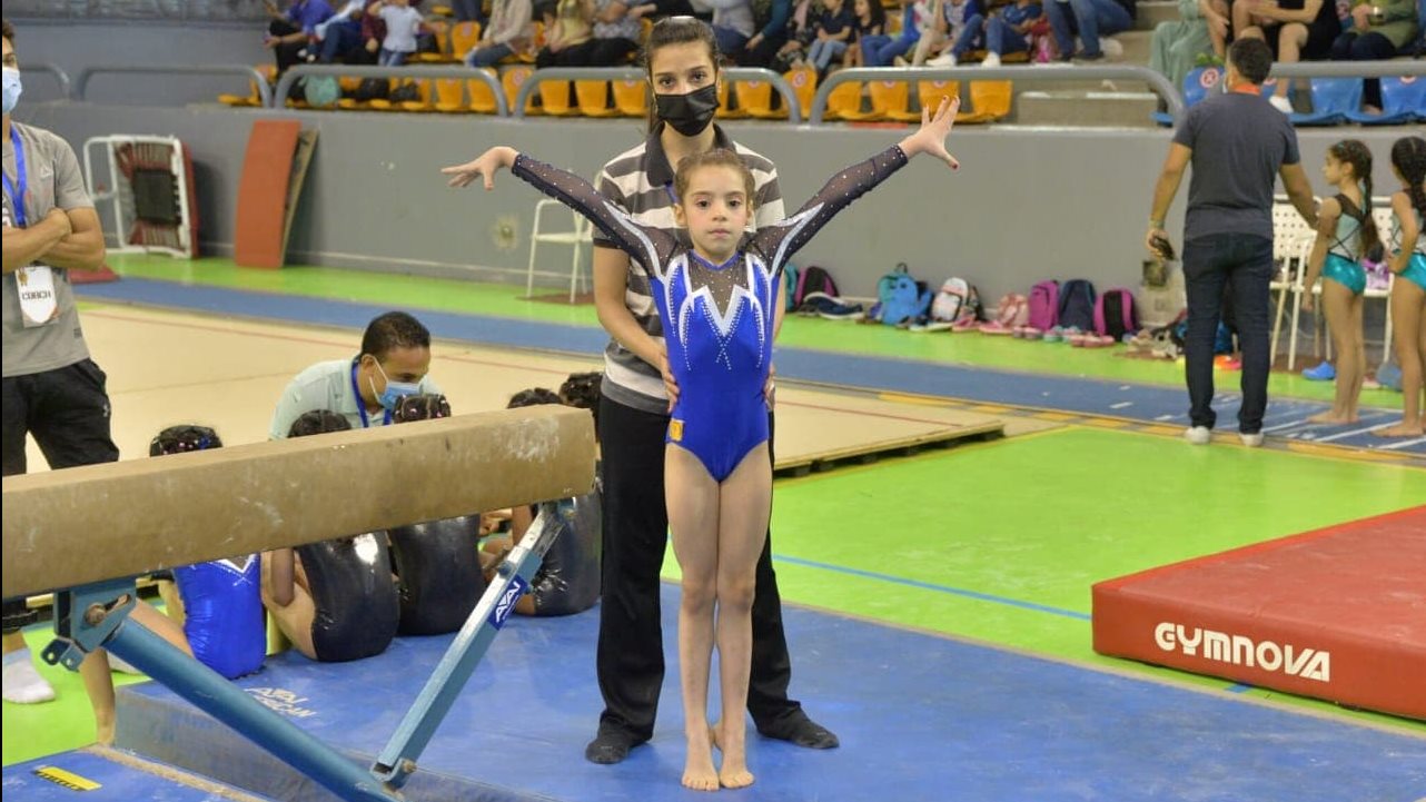 لورا شريف تواصل تألقها وتحصد "ذهبية الجمباز الفني" 