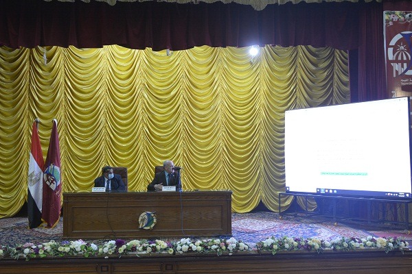  رئيس الجامعة بالإداريين لوضع تصور إنشاء صندوق لرعاية أسر ال