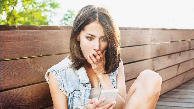 شابة تفاجئ صديقتها بطلب غريب قبل زفافها