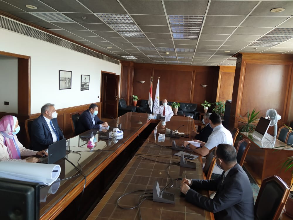وزير الرى يجتمع مع قيادات الوزارة