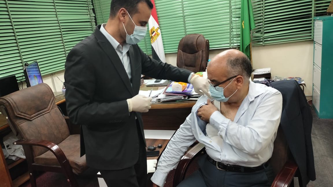 نقيبأطباء الصيادلة بالفيوم أثناء تلقيه اللقاح