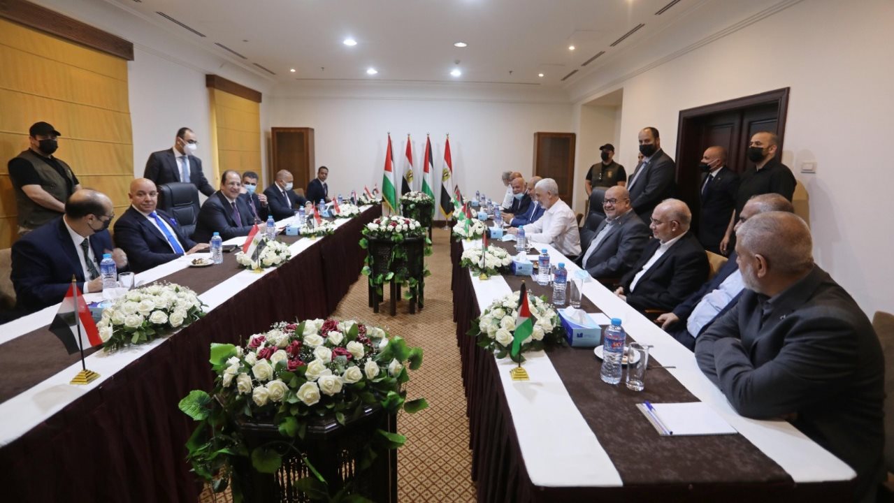 رئيس المخابرات المصرية مع الرئيس الفلسطيني أبو مازن 