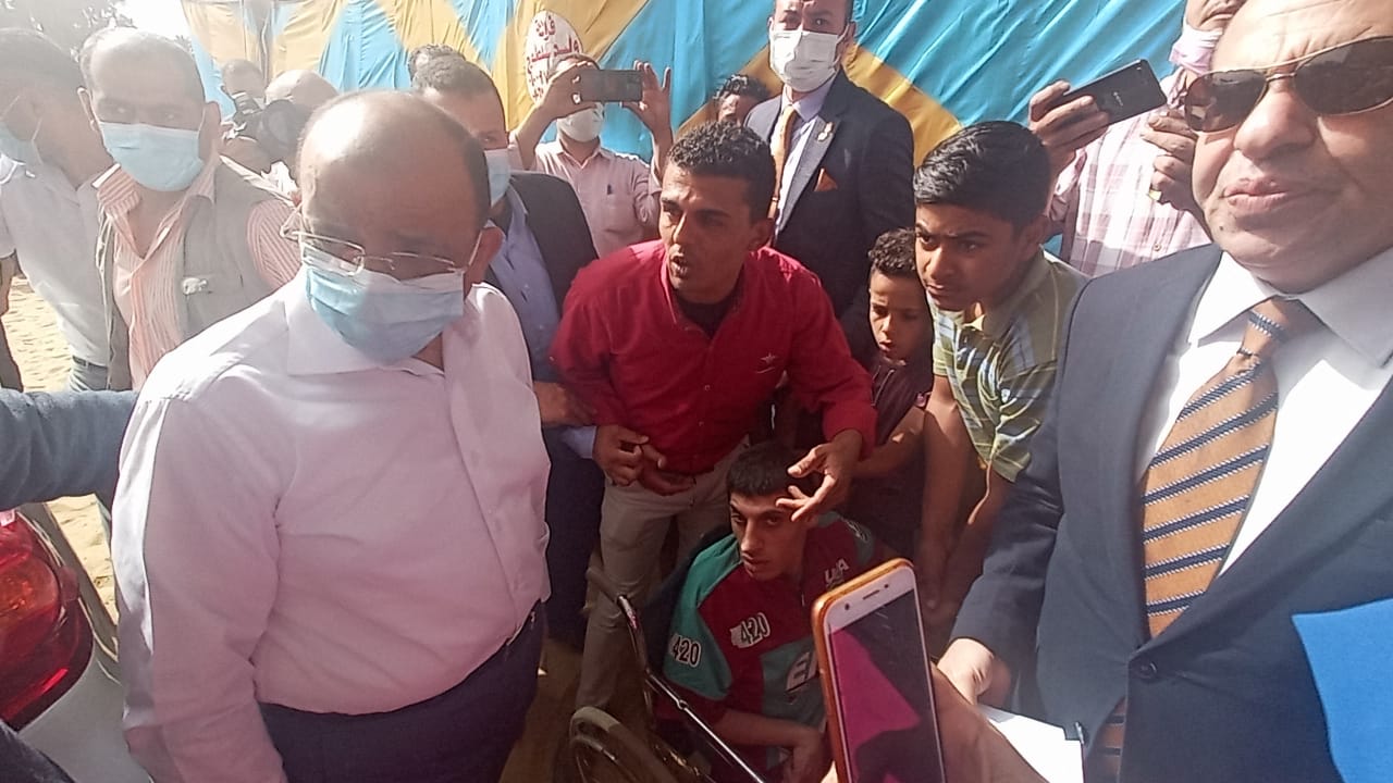 وزير التنمية المحلية يستمع لشكوى المواطن