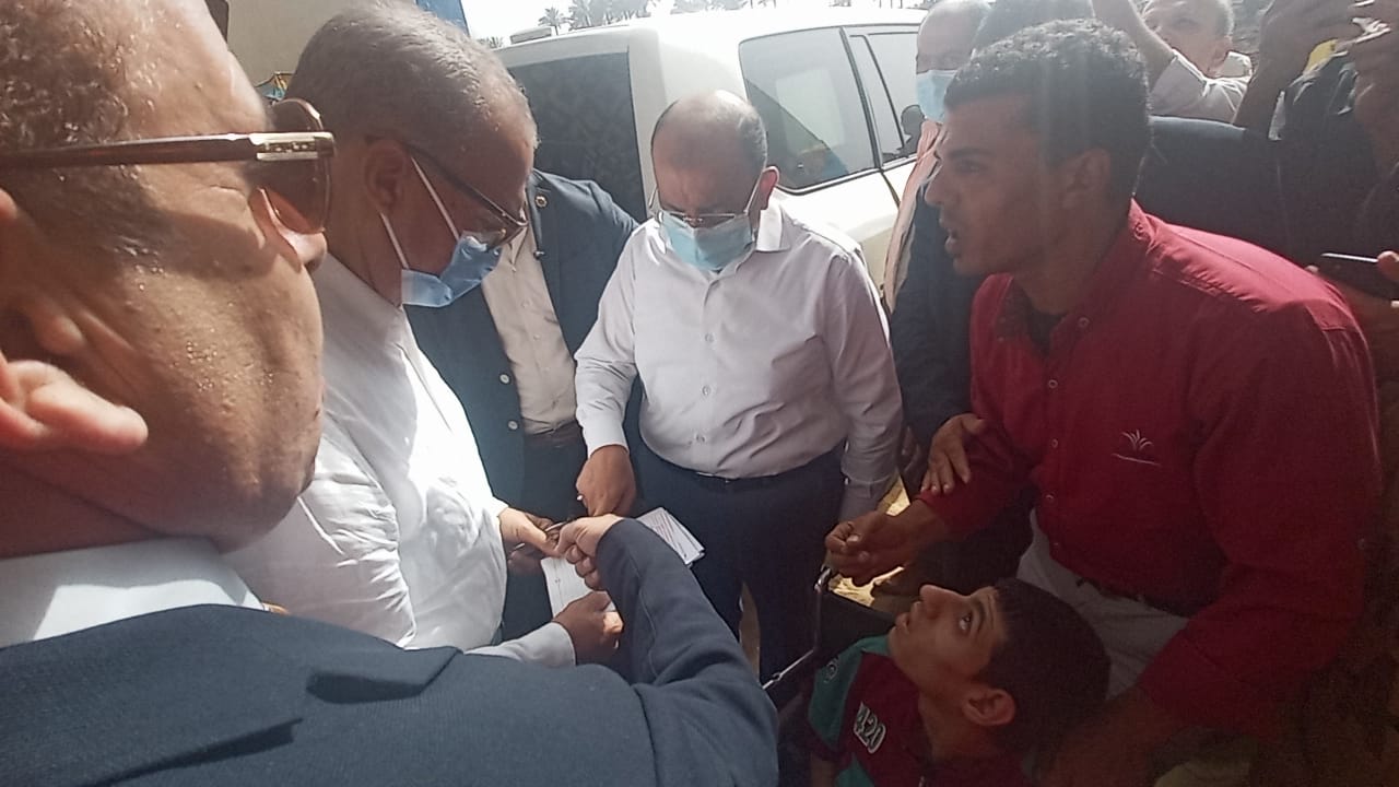 وزير التنمية المحلية يستمع لشكوى المواطن